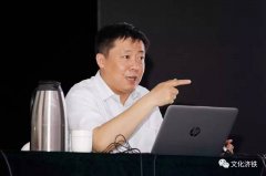 在商场门前搭建了一个临时露天舞台