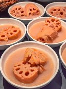 只能蹲在楼梯口吃盒饭