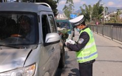 <b>清理鞭炮残屑、垃圾杂物</b>