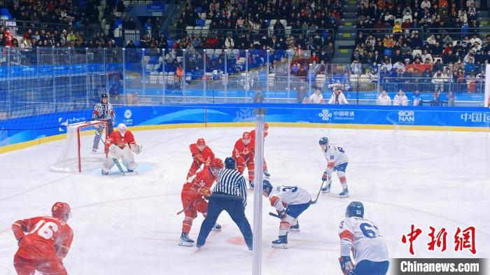 哈尔滨亚冬会冰球小组赛：中国男队5-6在加时惜