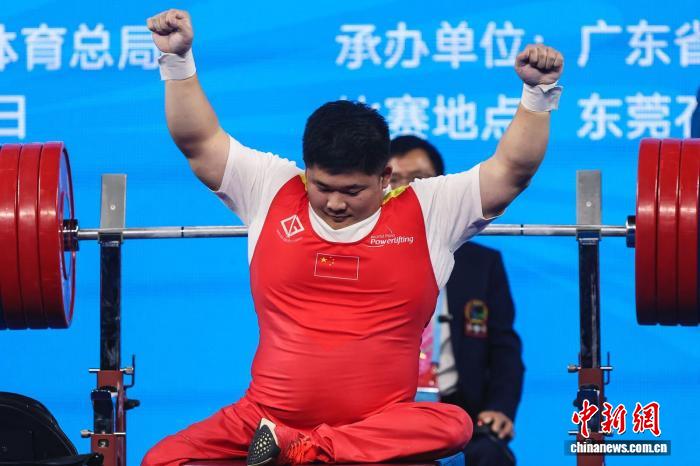 东莞本土选手叶继雄残特奥会举重夺冠 以215公斤