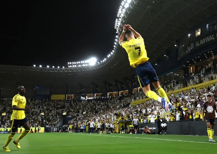 利雅得胜利逆转纳杰马，连胜15场稳居榜首