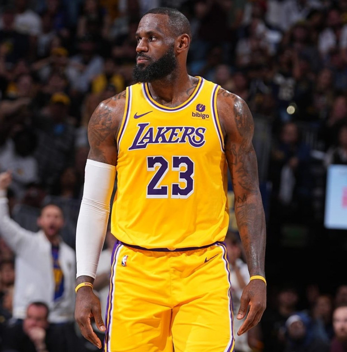 勒布朗或接受底薪合同引热议 职业生涯抉择引关